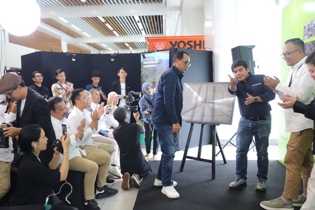 Pemimpin Redaksi kumparan, Arifin Asydhad bersama Menhub Budi Karya Sumadi membuka pameran kumparan Photography Exhibition di lantai 2 Stasiun Whoosh Halim, Jakarta Timur, Minggu (17/3/2024). Foto: Iqbal Firdaus/kumparan