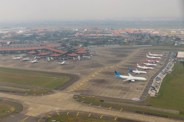 llustrasi pesawat parkir di Bandara Soekarno-Hatta. Foto: Gatot Adri/Shutterstock