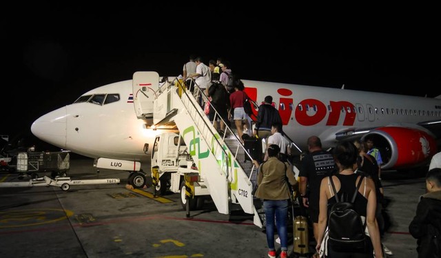 Ilustrasi penumpang naik pesawat Lion Air. Foto: Suparin/Shutterstock