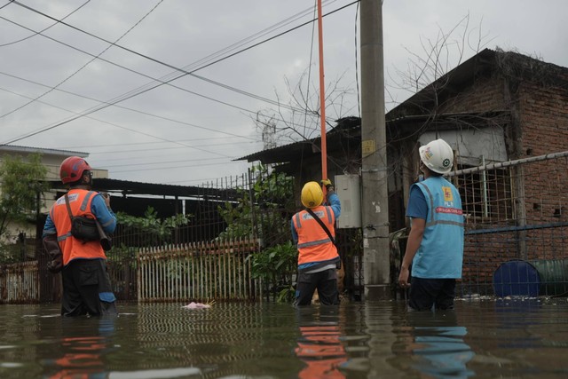 Petugas PLN melakukan pengamanan listrik daerah terdampak banjir di Semarang, Jawa Tengah, pada Kamis (14/3/2024). Foto: PLN