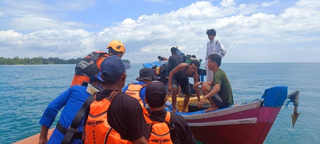 2 Nelayan yang sempat hilang kontak berhasil dievakuasi oleh Tim SAR pada Minggu (17/3) | Foto : Dok. Basarnas Lampung