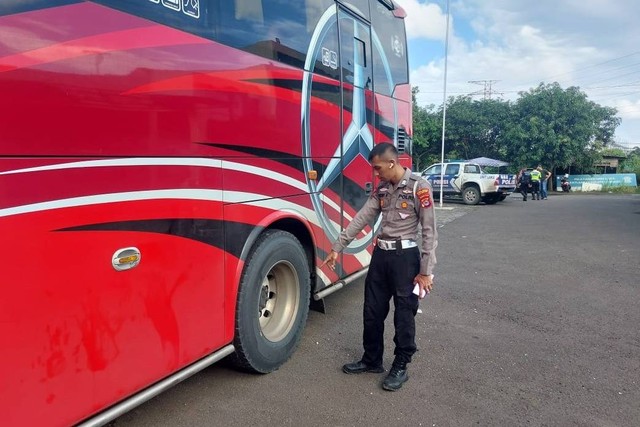 Seorang bocah berusia 5 tahun tewas usai terlindas sebuah bus AKAP (antar kota antar provinsi) saat tengah berburu suara telolet di depan dermaga eksekutif Pelabuhan Merak, Kota Cilegon, Banten pada Minggu (17/3/2024). Foto: Dok. Istimewa