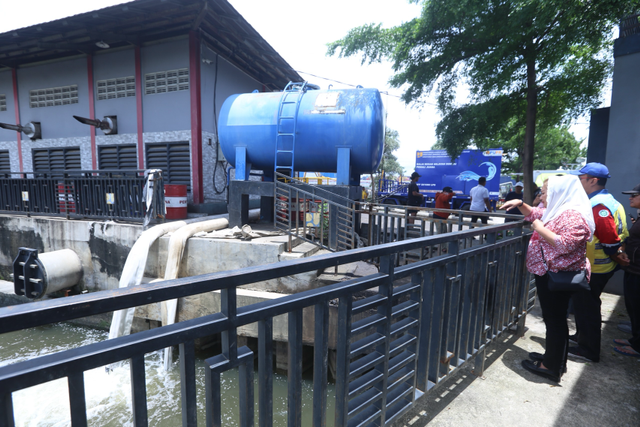 Wali Kota Semarang, Hevearita Gunaryanti Rahayu saat meninjau kinerja rumah pompa Kali Tenggang dalam upaya pengendalian banjir yang terjadi belum lama ini. Foto: Dok. Istimewa