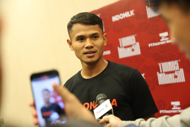 Pemain Timnas Indonesia Dimas Drajad diwawancarai oleh para jurnalis di kawasan Senayan, Jakarta, Minggu (17/03/2024). Foto: Iqbal Firdaus/kumparan