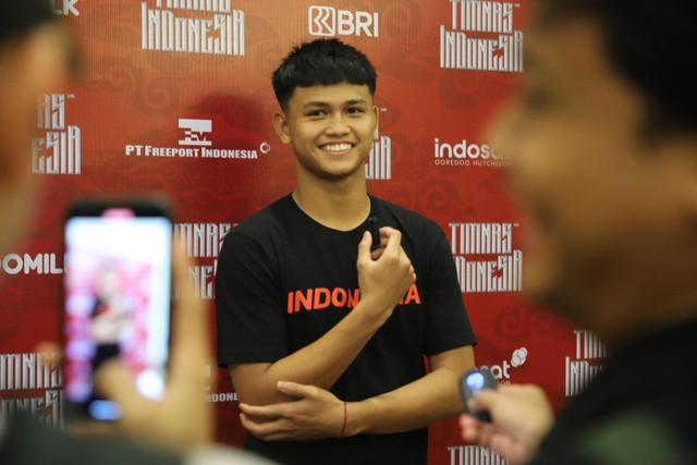 Pemain Timnas Indonesia Hokky Caraka diwawancarai oleh para jurnalis di kawasan Senayan, Jakarta, Minggu (17/03/2024). Foto: Iqbal Firdaus/kumparan