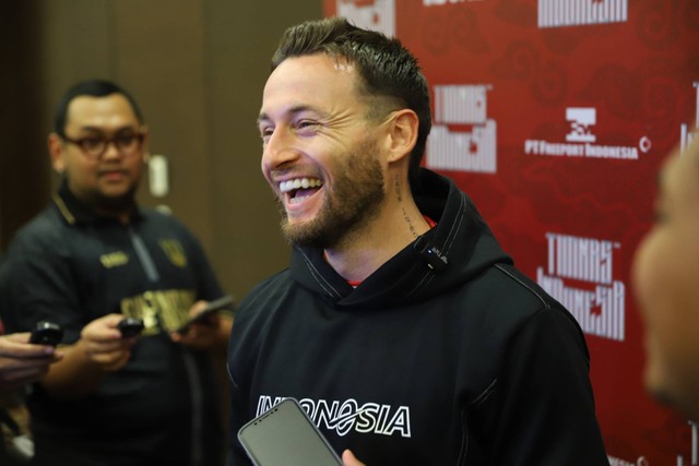 Pemain Timnas Indonesia Marc Klok diwawancarai oleh para jurnalis di kawasan Senayan, Jakarta, Minggu (17/03/2024). Foto: Iqbal Firdaus/kumparan