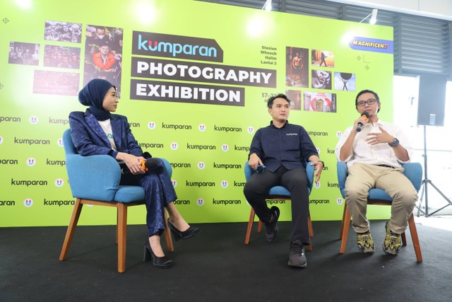 Kurator yang juga Jurnalis Foto European Pressphoto Agency (EPA) Mast Irham (kanan) saat talk show usai pembukaan  kumparan Photography Exhibitition di Stasiun Whoosh Halim, Jakarta Timur, Minggu (17/3/2024). Foto: Iqbal Firdaus/kumparan