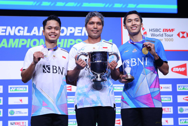 Jonatan Christie, Anthony Ginting dan Coach Irwansyah usai final All England 2024, Minggu (17/3/2024). Foto: PBSI