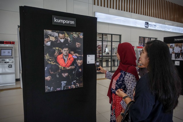 Pengunjung melihat karya foto pada kumparan Photography Exhibitition di lantai 2 Stasiun Whoosh Halim, Jakarta Timur, Minggu (17/3/2024). Foto: Jamal Ramadhan/kumparan