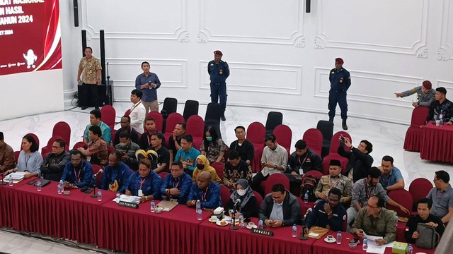 Suasana rapat pleno KPU RI rekapitulasi suara nasional provinsi Papua Tengah, Minggu (17/3/2024). Foto: Zamachsyari/kumparan