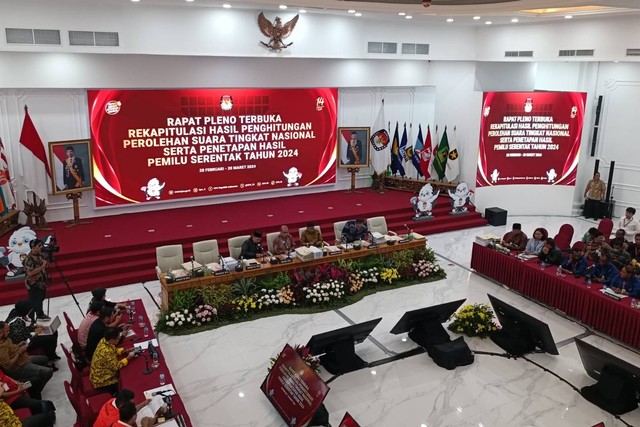 Suasana rapat pleno KPU RI rekapitulasi suara nasional provinsi Papua Tengah, Minggu (17/3/2024). Foto: Zamachsyari/kumparan