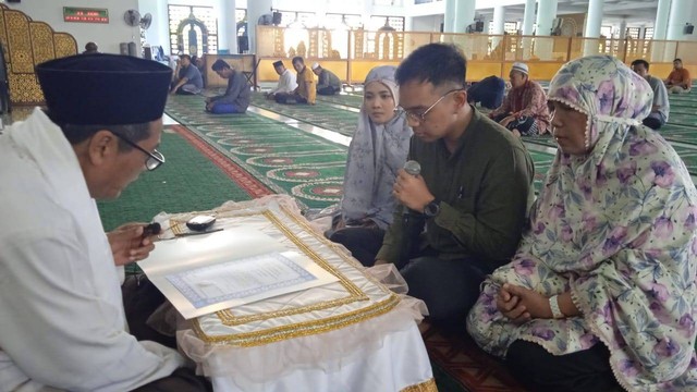 Rivan saat mengucapkan ikrar syahadat. Foto: Dok. Masjid Nasional Al Akbar Surabaya