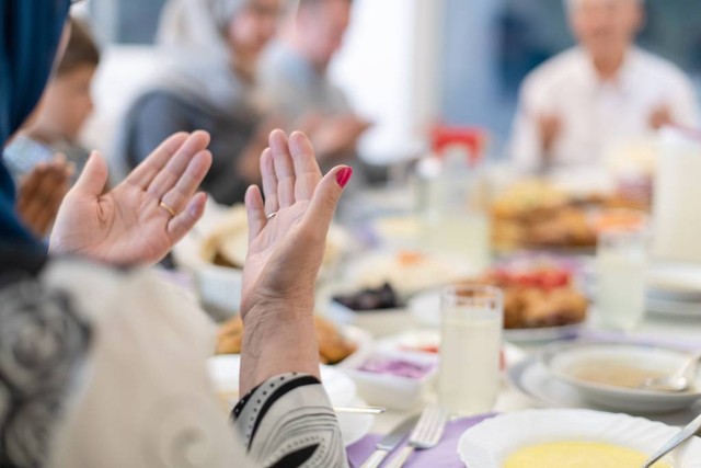 Ilustrasi membaca doa buka puasa sunnah. Foto: Shutterstock
