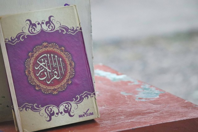  Ilustrasi Cara Mengirim Doa untuk Orang yang Sudah Meninggal. Sumber: Foto Unsplash/Mufid Majnun