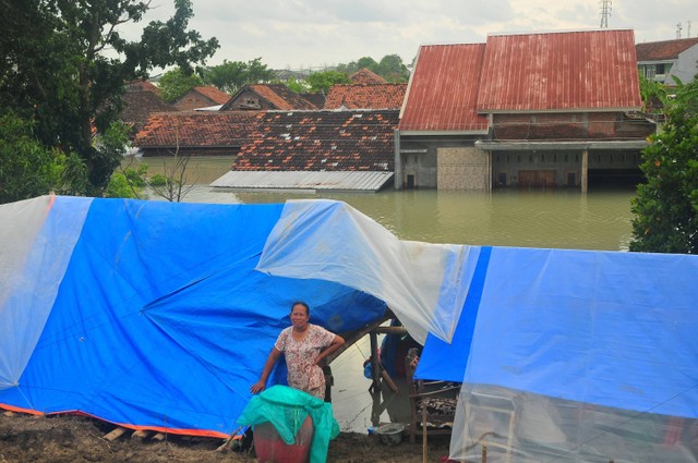 Tenda darurat di Karanganyar, Demak, Jawa Tengah, Minggu (17/3/2024). Foto: Yusuf Nugroho/Antara Foto