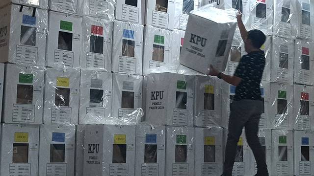 Ribuan kotak suara Pemilu 2024 di salah satu gudang penyimpanan di Sulawesi Utara.