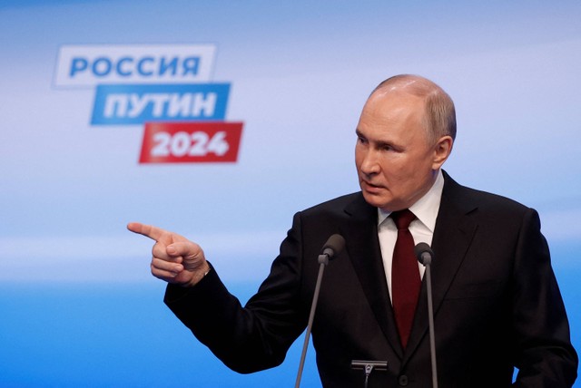 Kandidat presiden Rusia dan Presiden petahana Vladimir Putin berbicara setelah TPS ditutup, di Moskow, Rusia, Senin (18/3/2024). Foto: Maxim Shemetov/Reuters