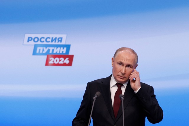 Kandidat presiden Rusia dan Presiden petahana Vladimir Putin berbicara setelah TPS ditutup, di Moskow, Rusia, Senin (18/3/2024). Foto: Maxim Shemetov/Reuters