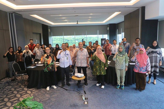 Foto bersama usai acara Peningkatan Kompetensi Ahli K3 yang digelar Ditjen Binwasnaker dan K3 di Jakarta, Kamis (14/3/2024). Foto: Kemnaker