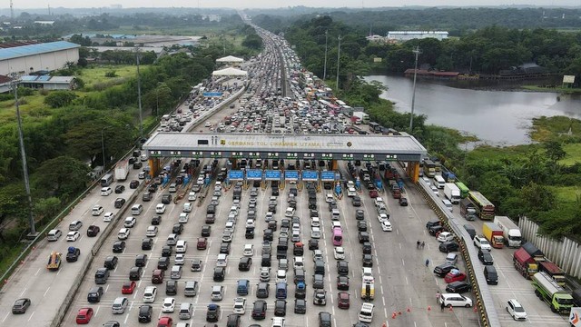 Foto udara sejumlah kendaraan antre melintasi Gerbang Tol Cikampek Utama, Kabupaten Purwakarta, Jawa Barat, Kamis (28/4/2022). Foto: M Risyal Hidayat/ANTARA FOTO