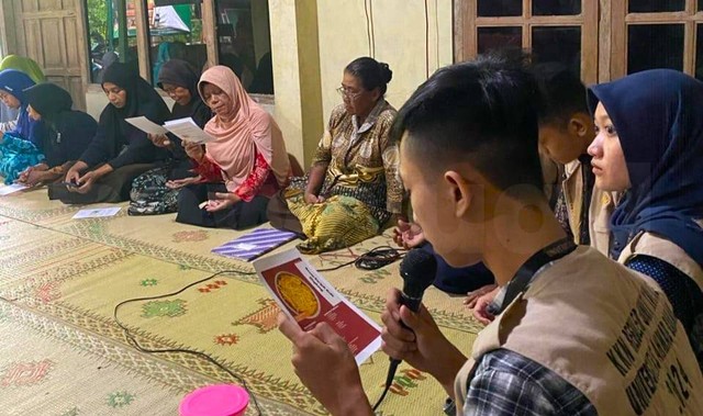 Sosialisasi pengembangan UMKM produk keripik kulit singkong di Padukuhan Ngamplak, Kulon Progo oleh mahasiswa KKN Universitas Ahmad Dahlan (UAD) (Dok. Istimewa)