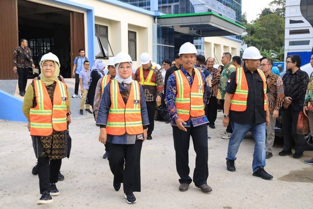 Menaker Ida Fauziyah saat melakukan kunjungan kerja di Auditorium Balai K3 Sungai Pinang Dalam, Sungai Pinang, Samarinda, kalimantan Timur, Sabtu (16/3/2024). Foto: Kemnaker