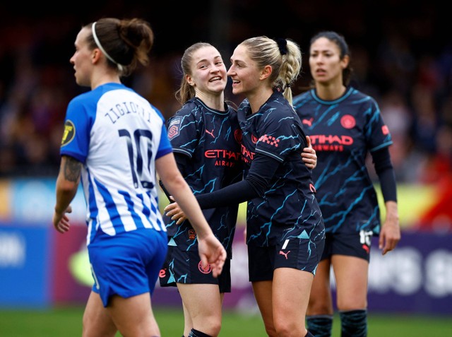 Laura Coombs dari Manchester City merayakan gol keempat mereka bersama Jessica Park di Stadion Broadfield, Crawley, Inggris. Foto: John Sibley/Reuters