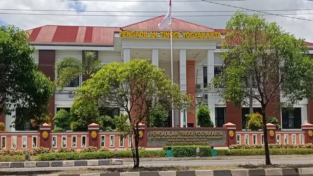 Suasana Pengadilan Tinggi Yogyakarta di Ringroad Selatan, Kapanewon Sewon, Kabupaten Bantul, Senin (18/3/2024). Foto: Arfiansyah Panji/kumparan