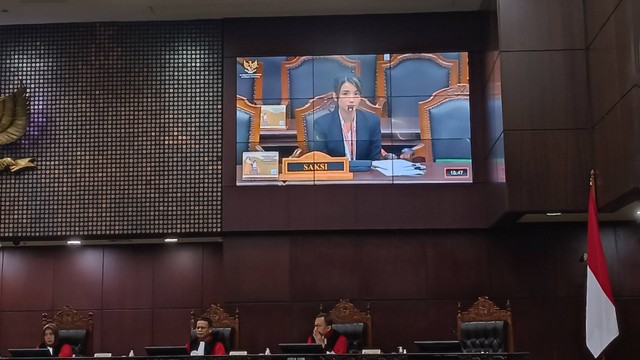 Tsania Marwa saat menyampaikan keterangannya sebagai saksi dalam sidang gugatan perkara anak yang 'diculik' mantan suami, di Mahkamah Konstitusi, Senin (18/3/2024). Foto: Fadhil Pramudya/kumparan