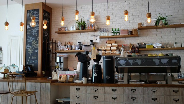 HALOA Coffee & Eatery. Foto hanya ilustrasi, bukan tempat sebenarnya. Sumber: Unsplash/Nafinia Putra