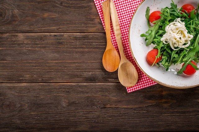 https://pixabay.com/id/photos/salad-makanan-italia-lezat-kayu-2068220/