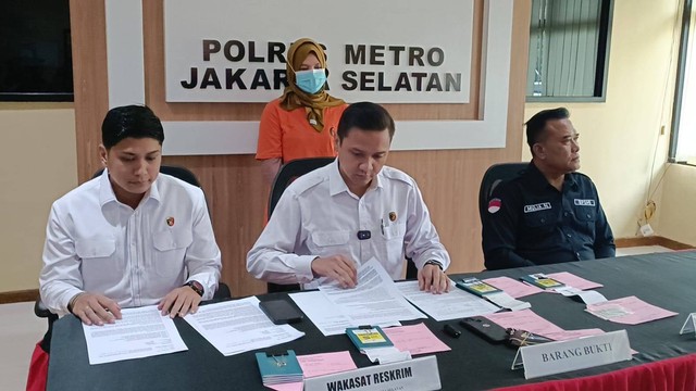 Wakasat Reskrim Polres Metro Jakarta Selatan, Kompol Henrikus Yossi dan Kepala BP3MI Jawa Barat, Kombes Pol Mulia Nugraha dalam konferensi pers terkait TPPO di Polres Metro Jakarta Selatan, Senin (18/3/2024). Foto: Fadlan Nuril Fahmi/kumparan