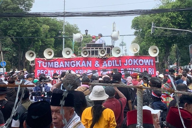Aksi unjuk rasa di depan Kantor KPU RI, Jalan Imam Bonjol, Jakarta pada Senin (18/3/2024). Foto: Luthfi Humam/kumparan