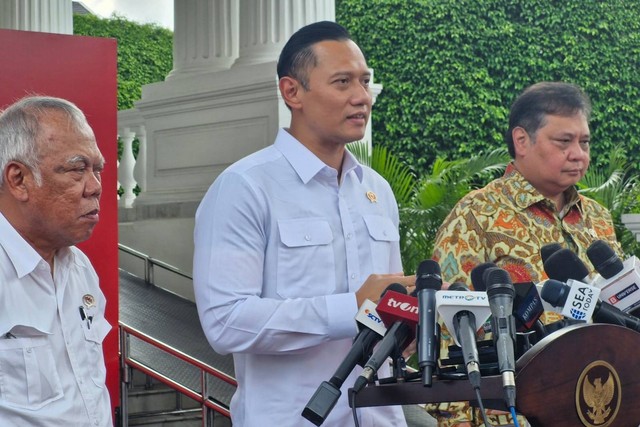 Menko Perekonomian Airlangga Hartarto, Menteri PUPR Basuki Hadimuljono, dan Menteri ATR/BPN Agus Harimurti Yudhoyono (AHY) memberikan keterangan terkait evaluasi Proyek Strategis Nasional (PSN) di Istana Negara, Jakarta, Senin (18/3/2024). Foto: Nadia Riso/kumparan