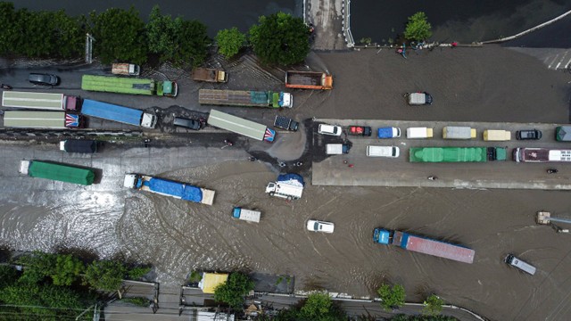 Foto udara sejumlah kendaraan melintas di jalur pantura pascabanjir di kawasan Jalan Kaligawe Raya-Genuk, Semarang, Jawa Tengah, Senin (18/3/2024). Foto: Makna Zaezar/ANTARA FOTO