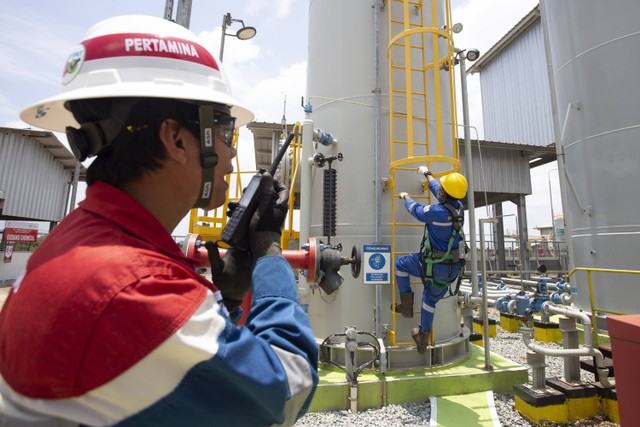 Operator produksi melakukan pengawasan saat pemeriksaan area tangki di area kerja Stasiun Pengumpul Akasia Bagus (SP ABG) Pertamina EP Jatibarang Field di Indramayu, Jawa Barat. Foto: Dedhez Anggara/Antara Foto