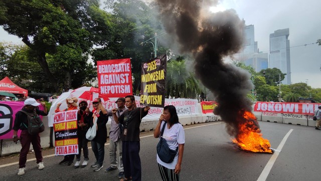 Aksi unjuk rasa tolak pemilu curang di depan KPU RI, Jakarta Pusat, Senin (18/3/2024). Foto: Jonathan Devin/kumparan