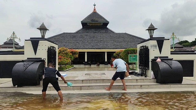 Banjir masih merendam Masjid Agung Demak pada Senin (18/3/2024). Foto: Dok. Istimewa