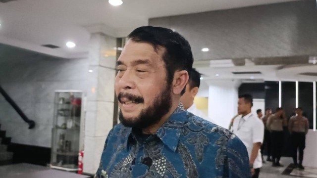 Hakim Mahkamah Konstitusi (MK), Anwar Usman, saat ditemui usai menjalani sidang etik di MKMK, Senin (18/3/2024). Foto: Fadhil Pramudya/kumparan