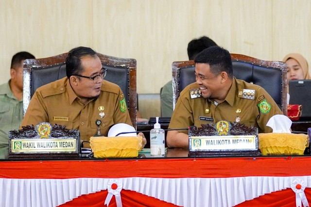 Wali Kota Medan Bobby Nasution  (kanan) dan Wakilnya Aulia Rachman di Gedung DPRD Medan. Foto: Pemkot Medan