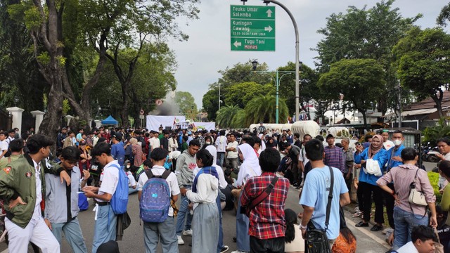 Pelajar dan mahasiswa berunjuk rasa mendukung pemerintah Presiden Jokowi di KPU RI, Jakarta Pusat, Senin (18/3/2024). Foto: Jonathan Devin/kumparan