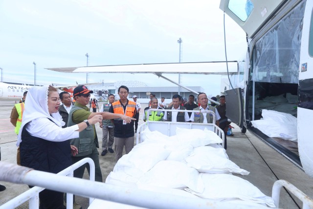 Kepala BNPB Letjen TNI Suharyanto dan Wali Kota Semarang, Hevearita Gunaryanti Rahayu mengecek proses Teknologi Modifikasi Cuaca (TMC) di Lapangan Penerbangan Jenderal Ahmad Yani Semarang , Senin (18/3/2024). Foto: Dok. Istimewa