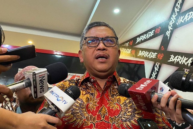 Sekjen PDIP Hasto Kristiyanto menghadiri diskusi publik berjudul "Sirekap" dan Kejahatan Pemilu 2024, Sebuah "Konspirasi Politik" di Markas Barikade 98, Cikini, Jakarta Pusat, Senin (18/3/2024). Foto: Ainun Nabila/kumparan