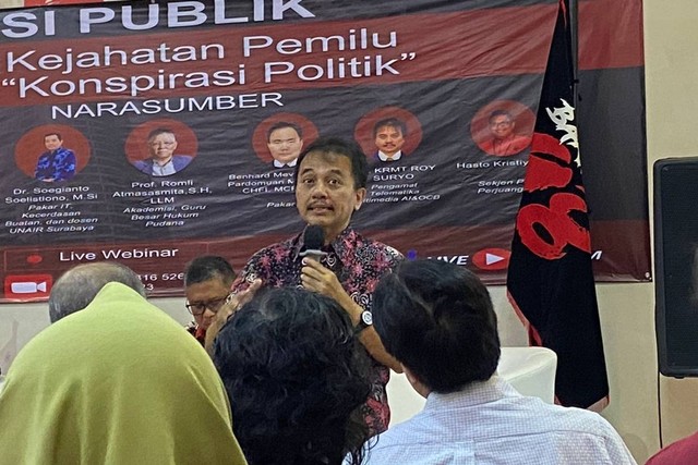 Roy Suryo menghadiri diskusi publik berjudul "Sirekap" dan Kejahatan Pemilu 2024, Sebuah "Konspirasi Politik" di Markas Barikade 98, Cikini, Jakarta Pusat, Senin (18/3/2024). Foto: Ainun Nabila/kumparan