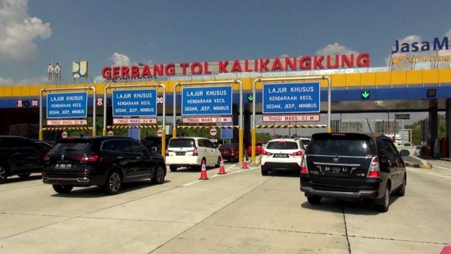 Suasana kepadatan di Gerbang Tol Kalikangkung Semarang saat libur panjang, Kamis (20/8/2022). Foto: Afiati Tsalitsati/kumparan