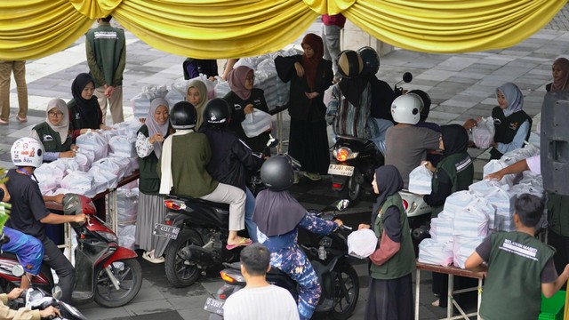 Sejumlah mahasiswa mengantre takjil gratis drive thru di Universitas Muhammadiyah Yogyakarta, di Bantul, Senin (18/3/2024). Foto: Universitas Muhammadiyah Yogyakarta