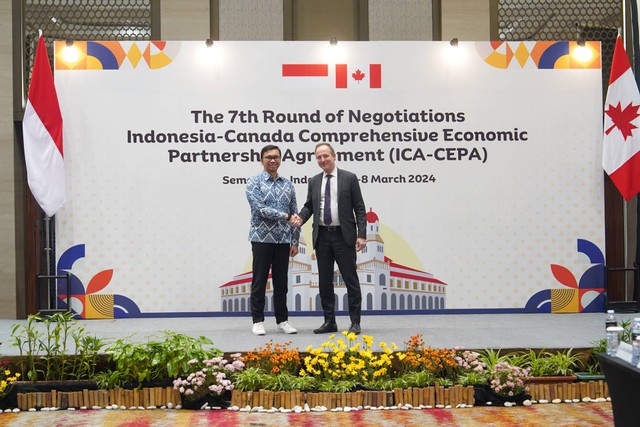 Direktur Jenderal Perundingan Perdagangan Internasional Kementerian Perdagangan, Djatmiko Bris Witjaksono, bersama Associate Assistant Deputy Minister Global Affairs Canada Aaron Fowler, selaku Ketua Tim Perunding Kanada. Foto: dok. Biro Humas Kemendag