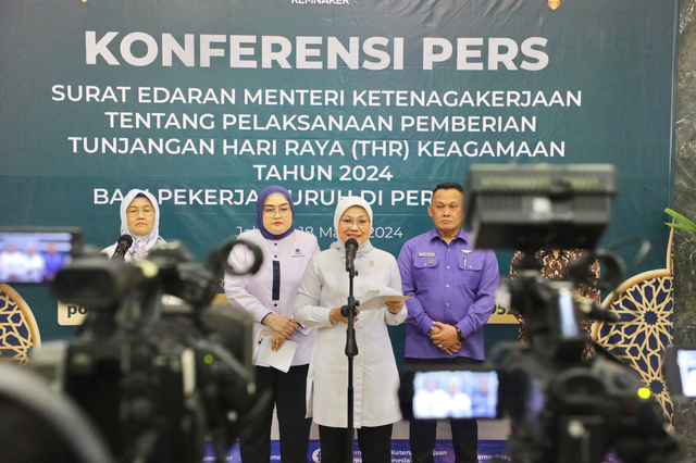 Menaker, Ida Fauziyah dalam Konferensi Pers Surat Edaran tentang Pelaksanaan Pemberian Tunjangan Hari Raya Keagamaan 2024 di Jakarta, Senin (18/3/2024). Foto: Dok. Istimewa