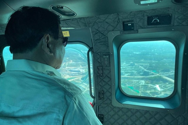Menhan Prabowo Subianto meninjau progres Ibu Kota Nusantara (IKN) dari udara. Foto: Instagram/@prabowo