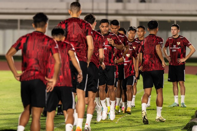 Pemain Timnas Indonesia melakukan latihan di Stadion Madya, Senayan, Jakarta, Senin (18/3/2024).  Foto: Bayu Pratama S/ANTARA FOTO